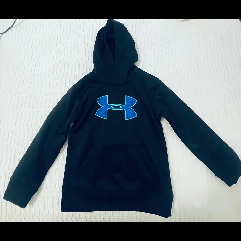 Boy’s Under Armour Black Hooded Sweatshirt, Size 7 - Picture 2 of 3